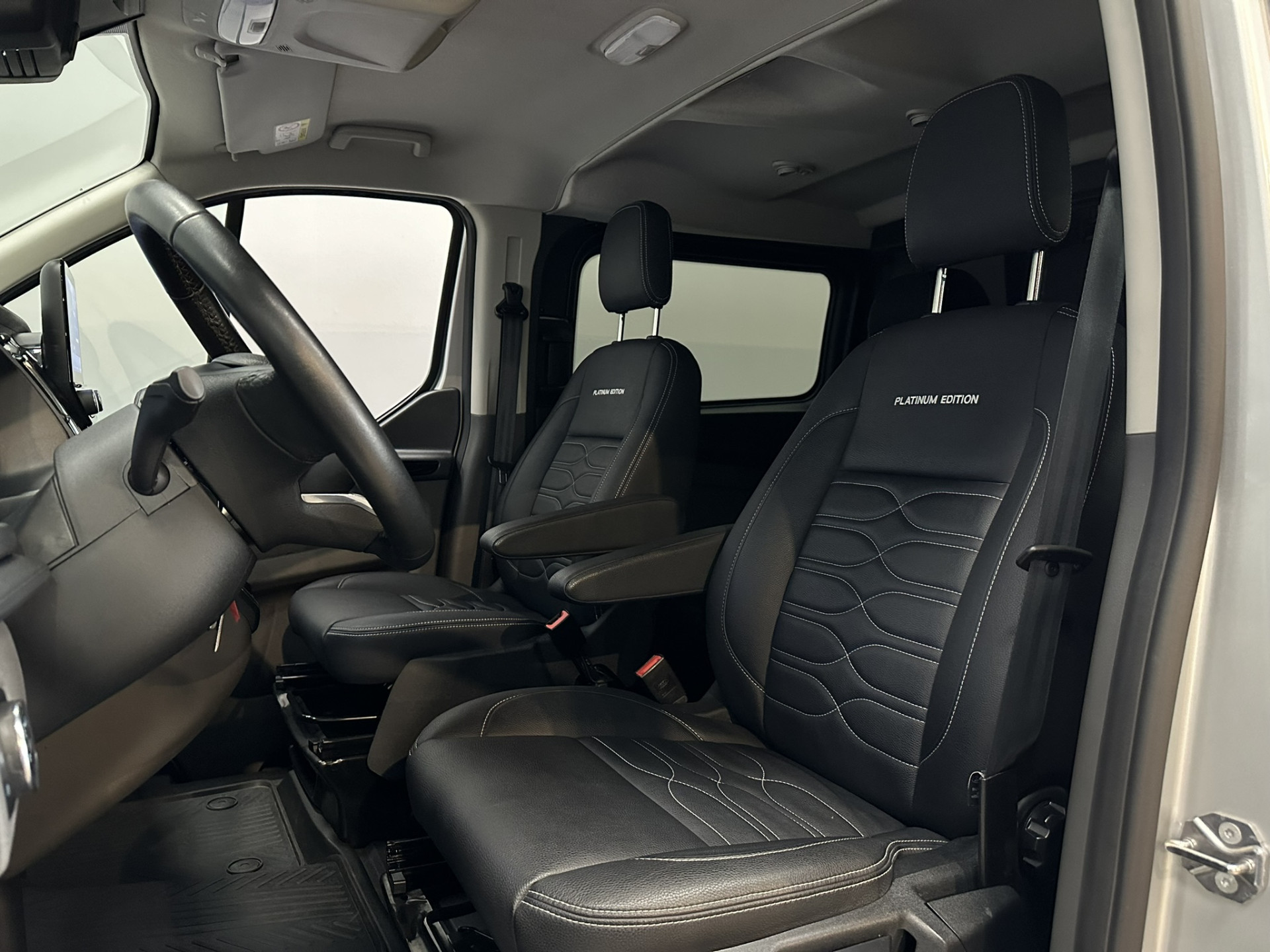 Ford Transit Custom 320 2.0 TDCI L2H1 Platinum Edition DC Excl BTW | Automaat | 2x Schuifdeur | Xenon | Leer | Trekhaak | Navigatie | Stoelverwarming | Apple Carplay | Isofix | NAP |