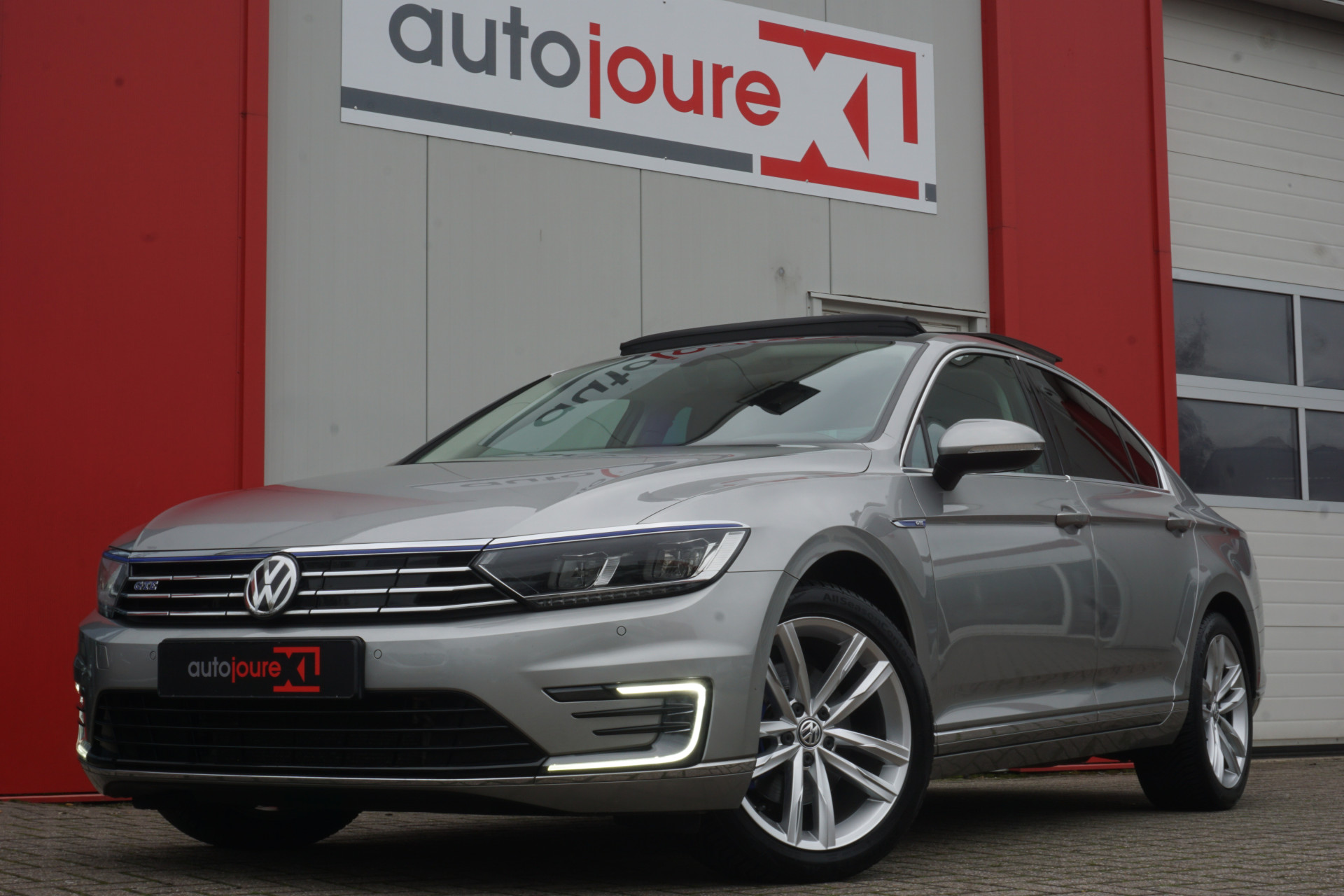 Volkswagen Passat 1.4 TSI GTE Connected Series Plus | Schuif-/kanteldak | Virtual Cockpit | ACC | Camera | Origineel NL |