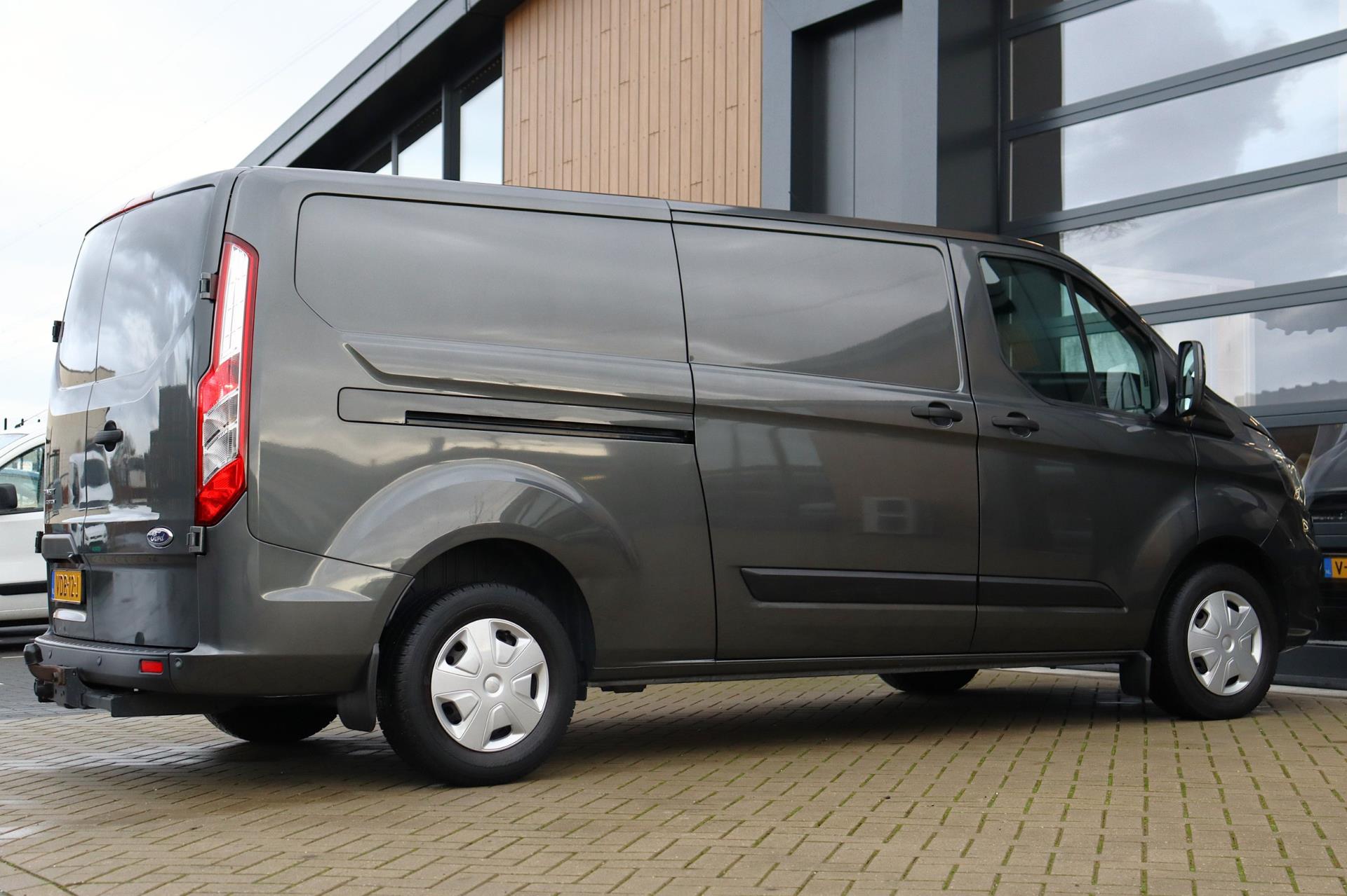 Ford Transit Custom 300 2.0 TDCI L2H1 Trend 130 PK | Trekhaak 2700KG | Navigatie | Camera | Apple CarPlay