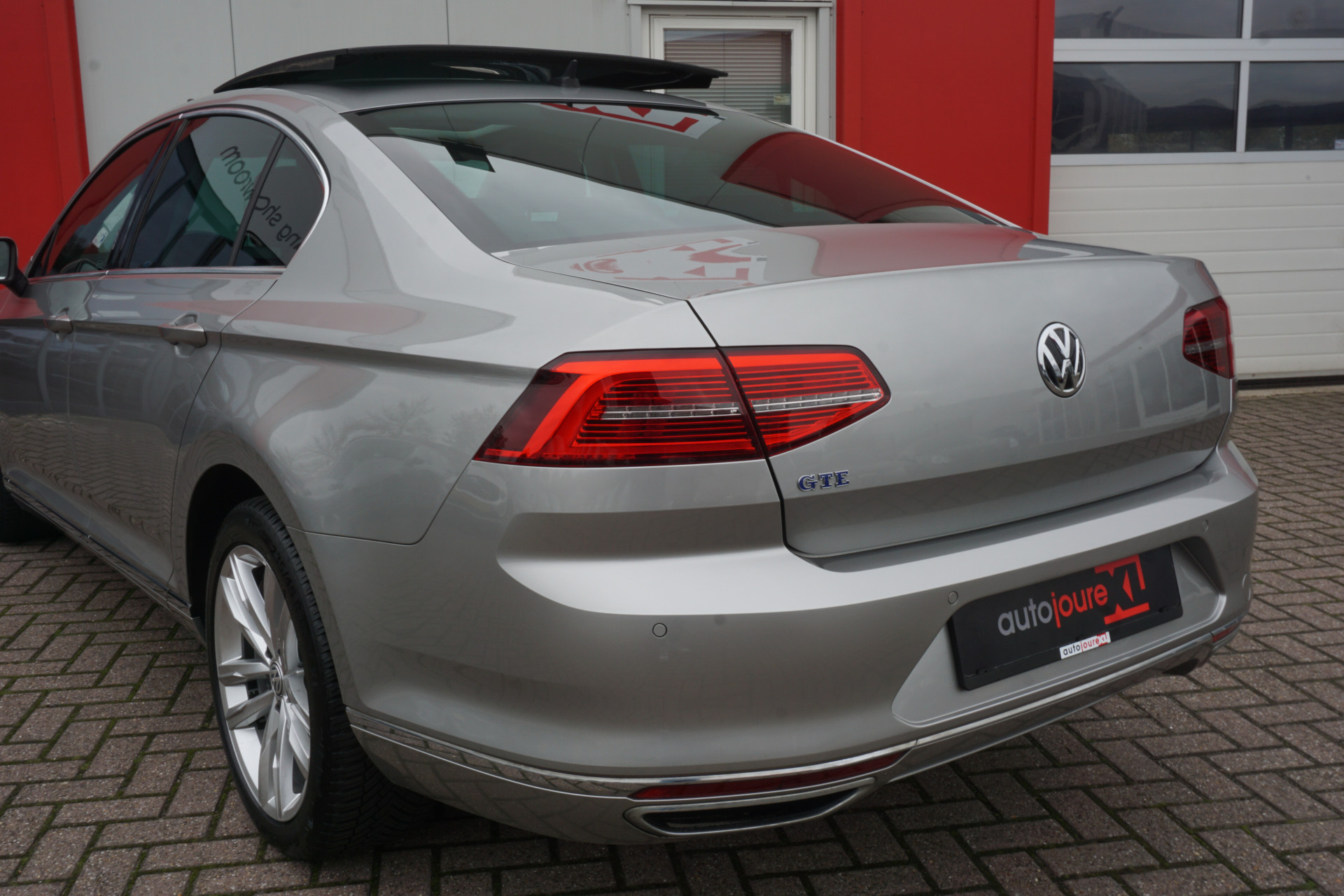 Volkswagen Passat 1.4 TSI GTE Connected Series Plus | Schuif-/kanteldak | Virtual Cockpit | ACC | Camera | Origineel NL |