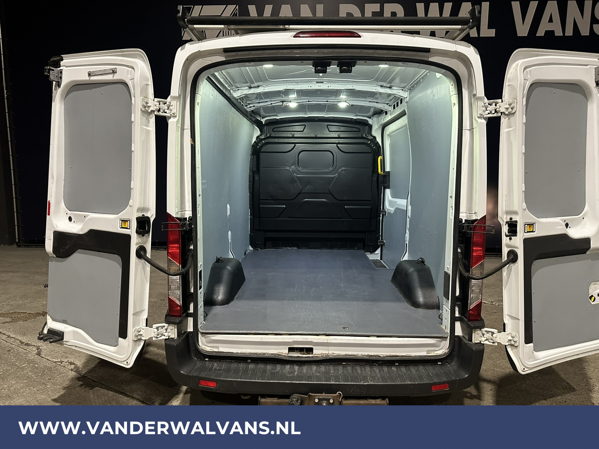 Ford Transit 2.2 TDCI 126pk L2H2 2800kg Trekhaak | Imperiaal | Trap Bluetooth telefoonvoorbereiding