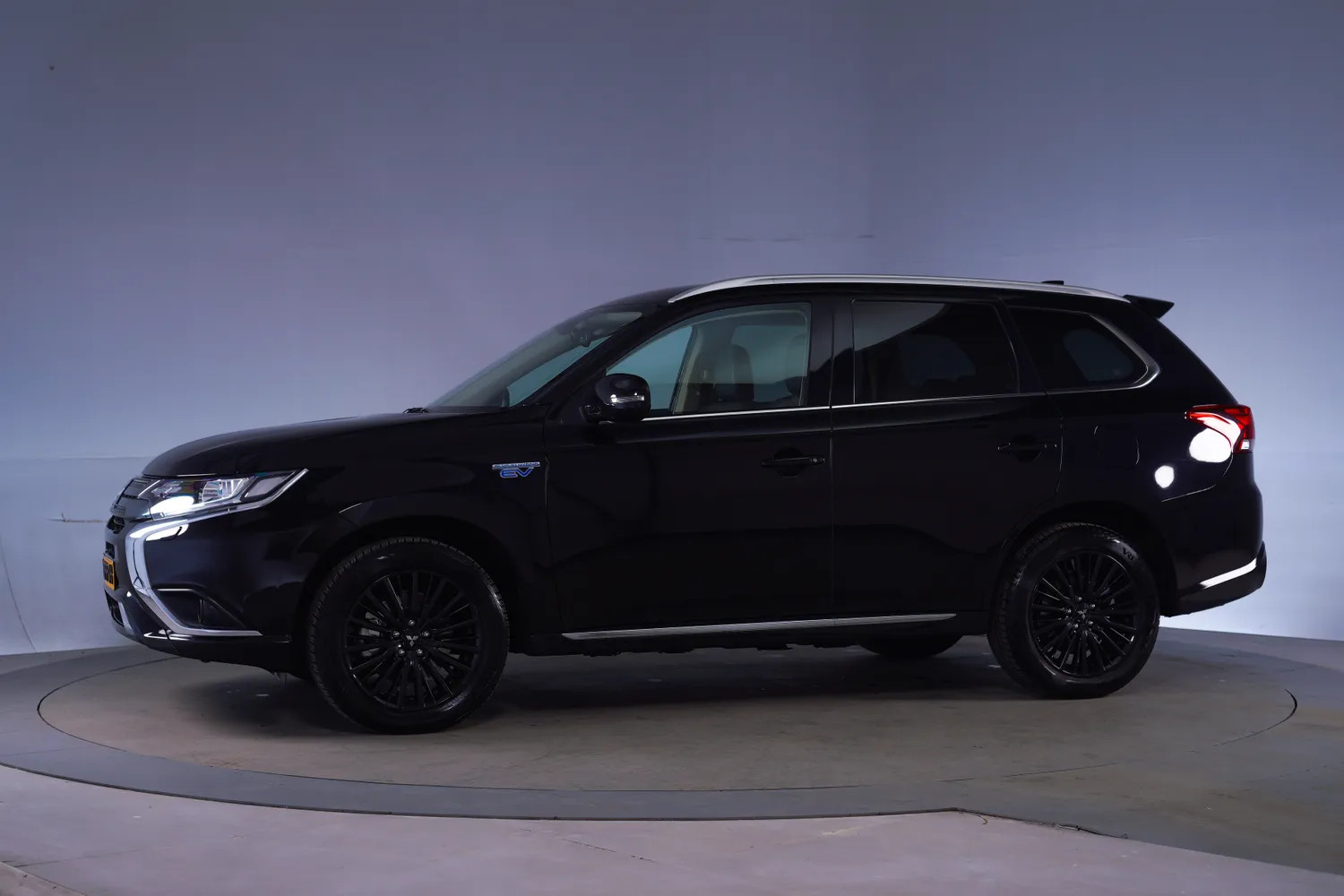 Mitsubishi Outlander 2.4 PHEV Pure+ Black edition Aut [ Trekhaak Camera Carplay ]