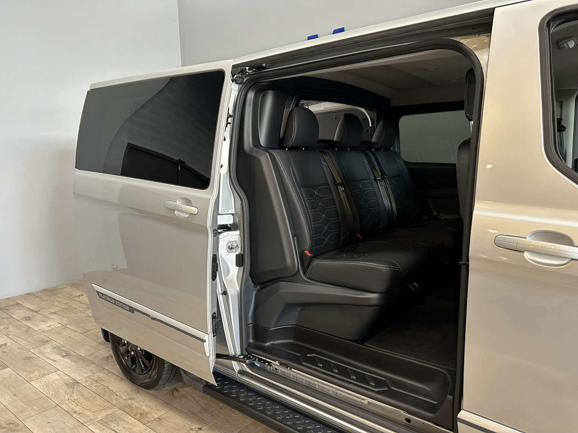 Ford Transit Custom 320 2.0 TDCI L2H1 Platinum Edition DC Excl BTW | Automaat | 2x Schuifdeur | Xenon | Leer | Trekhaak | Navigatie | Stoelverwarming | Apple Carplay | Isofix | NAP |