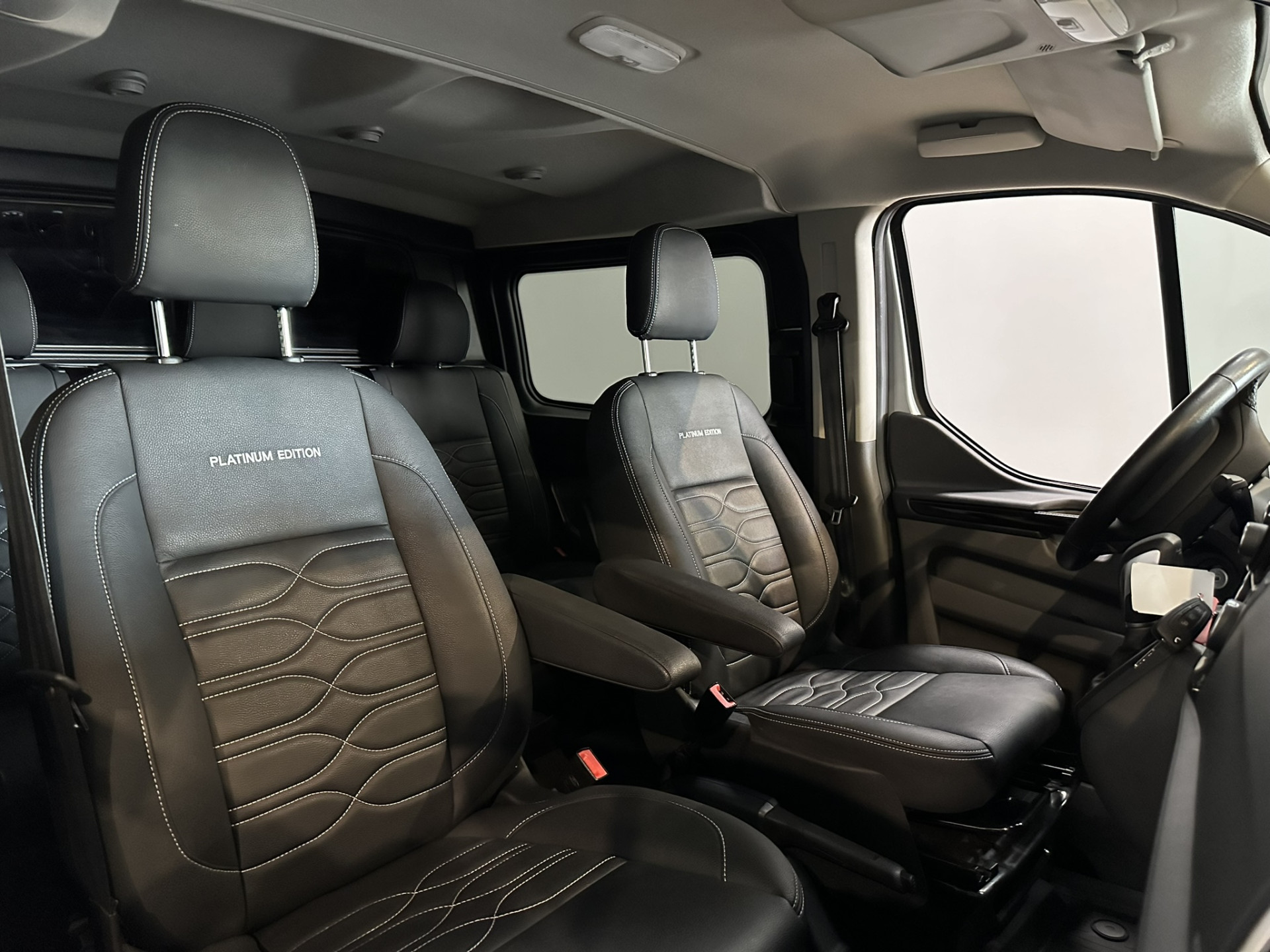 Ford Transit Custom 320 2.0 TDCI L2H1 Platinum Edition DC Excl BTW | Automaat | 2x Schuifdeur | Xenon | Leer | Trekhaak | Navigatie | Stoelverwarming | Apple Carplay | Isofix | NAP |