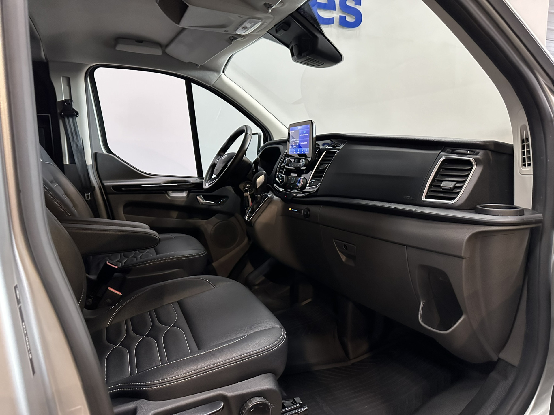 Ford Transit Custom 320 2.0 TDCI L2H1 Platinum Edition DC Excl BTW | Automaat | 2x Schuifdeur | Xenon | Leer | Trekhaak | Navigatie | Stoelverwarming | Apple Carplay | Isofix | NAP |