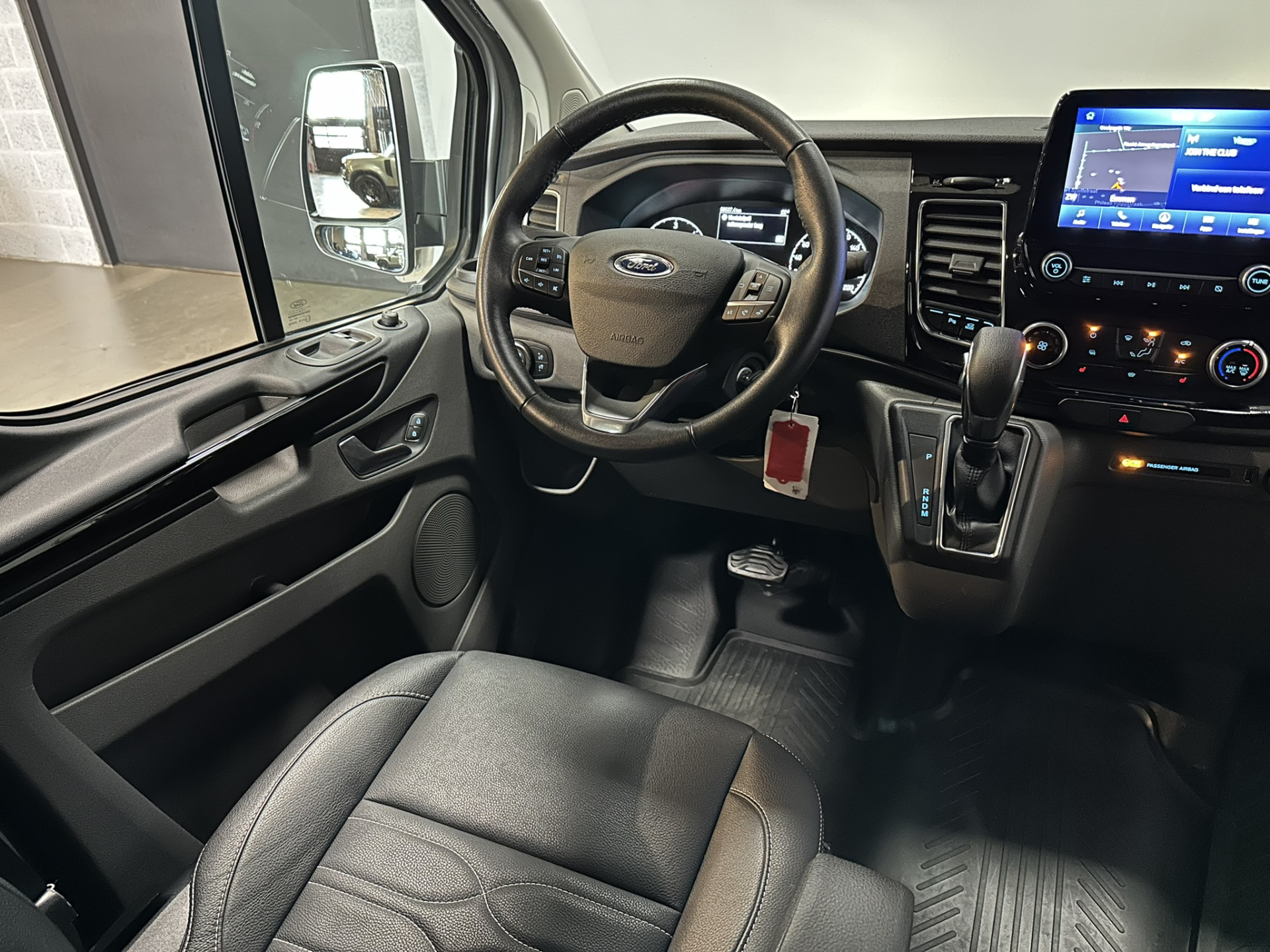 Ford Transit Custom 320 2.0 TDCI L2H1 Platinum Edition DC Excl BTW | Automaat | 2x Schuifdeur | Xenon | Leer | Trekhaak | Navigatie | Stoelverwarming | Apple Carplay | Isofix | NAP |