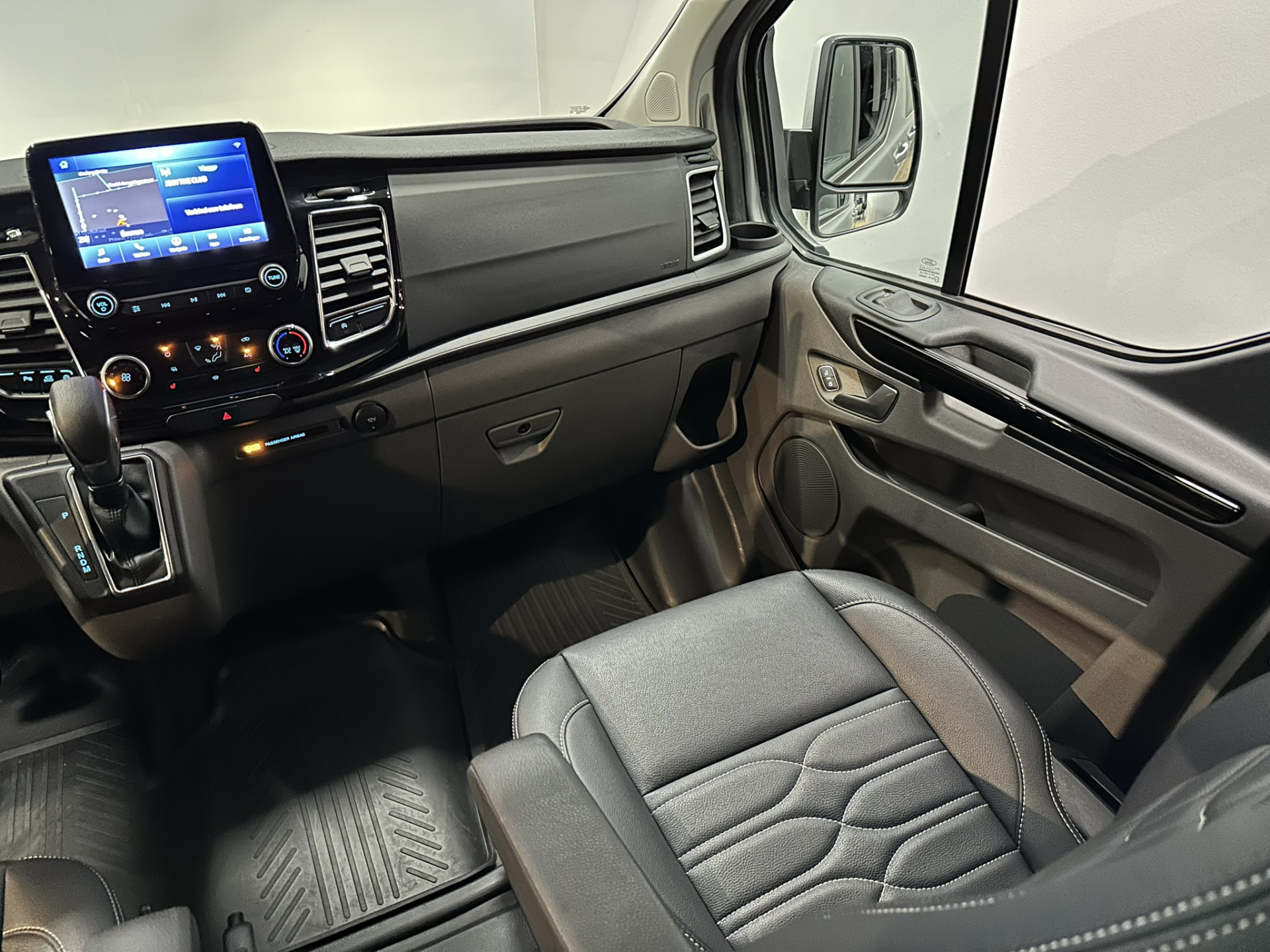 Ford Transit Custom 320 2.0 TDCI L2H1 Platinum Edition DC Excl BTW | Automaat | 2x Schuifdeur | Xenon | Leer | Trekhaak | Navigatie | Stoelverwarming | Apple Carplay | Isofix | NAP |