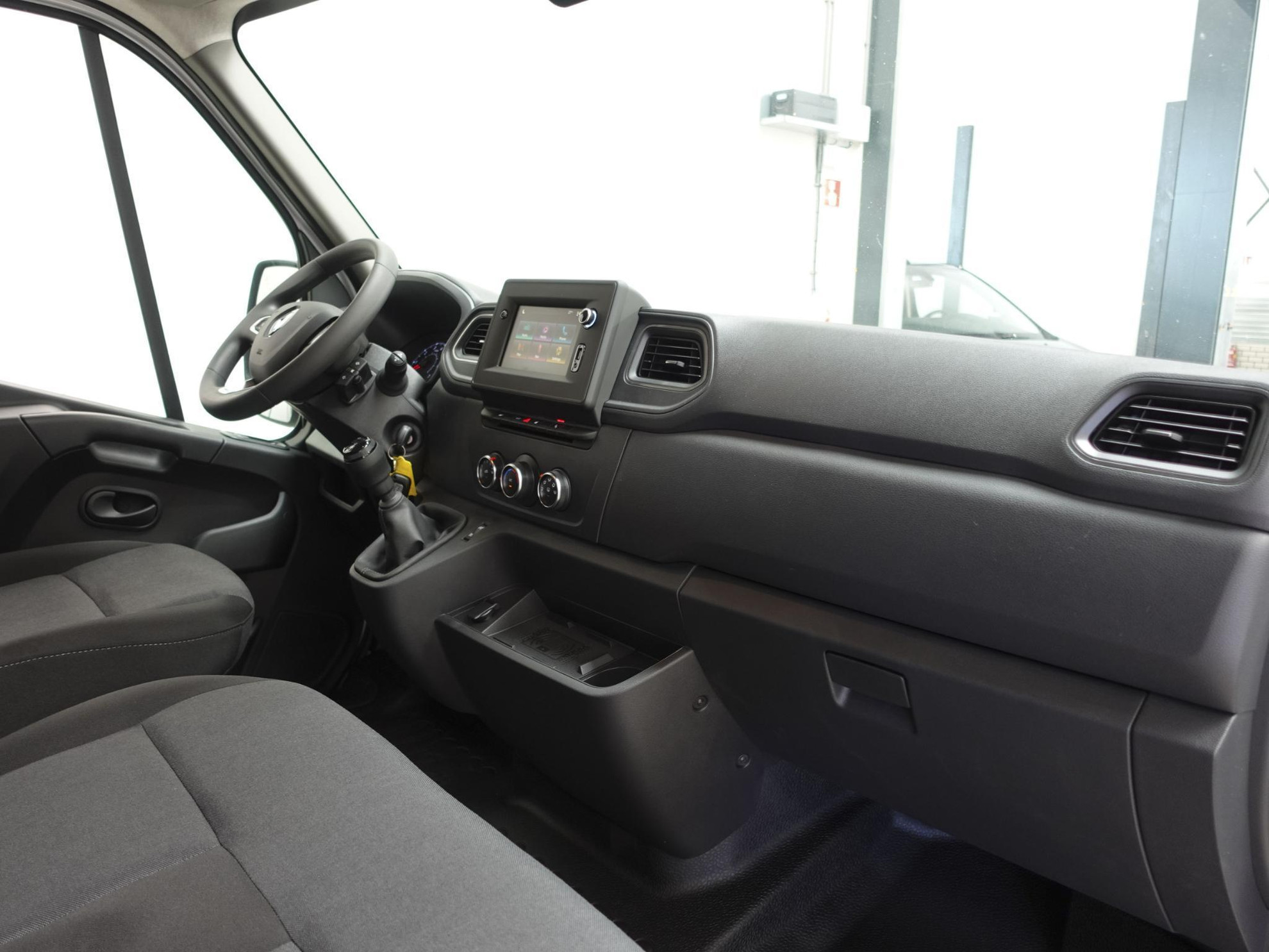 Renault Master T33 2.3 dCi 135 L2H2 BPM VRIJ! Airco Cruise control Parkeersensoren Navigatie Trekhaak