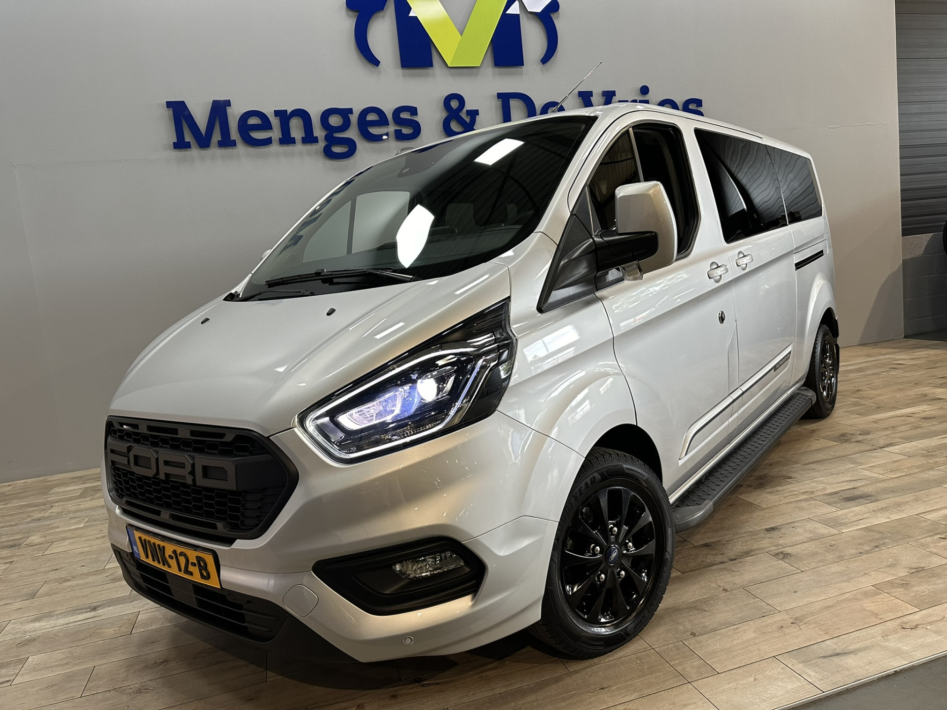 Ford Transit Custom 320 2.0 TDCI L2H1 Platinum Edition DC Excl BTW | Automaat | 2x Schuifdeur | Xenon | Leer | Trekhaak | Navigatie | Stoelverwarming | Apple Carplay | Isofix | NAP |