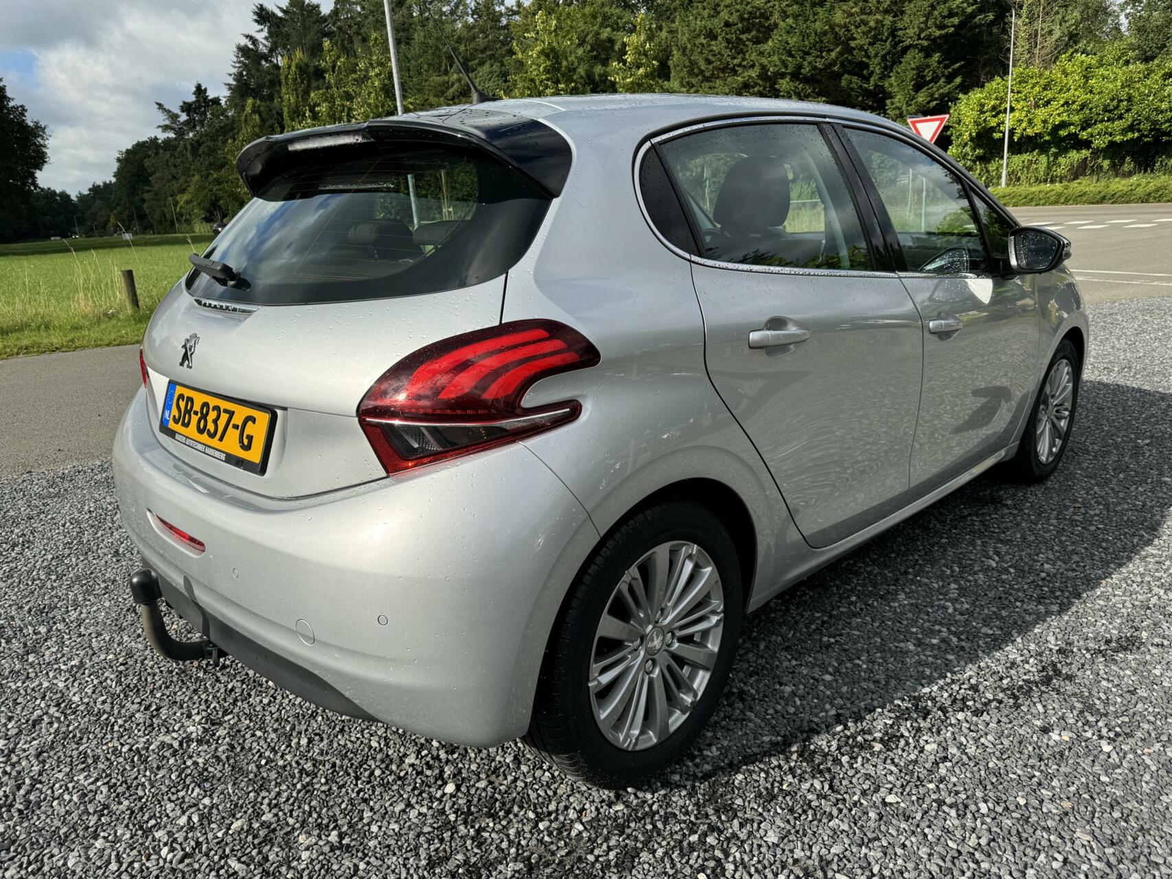 Peugeot 208 1.2 PureTech Executive clima navi trekhaak 5 deurs