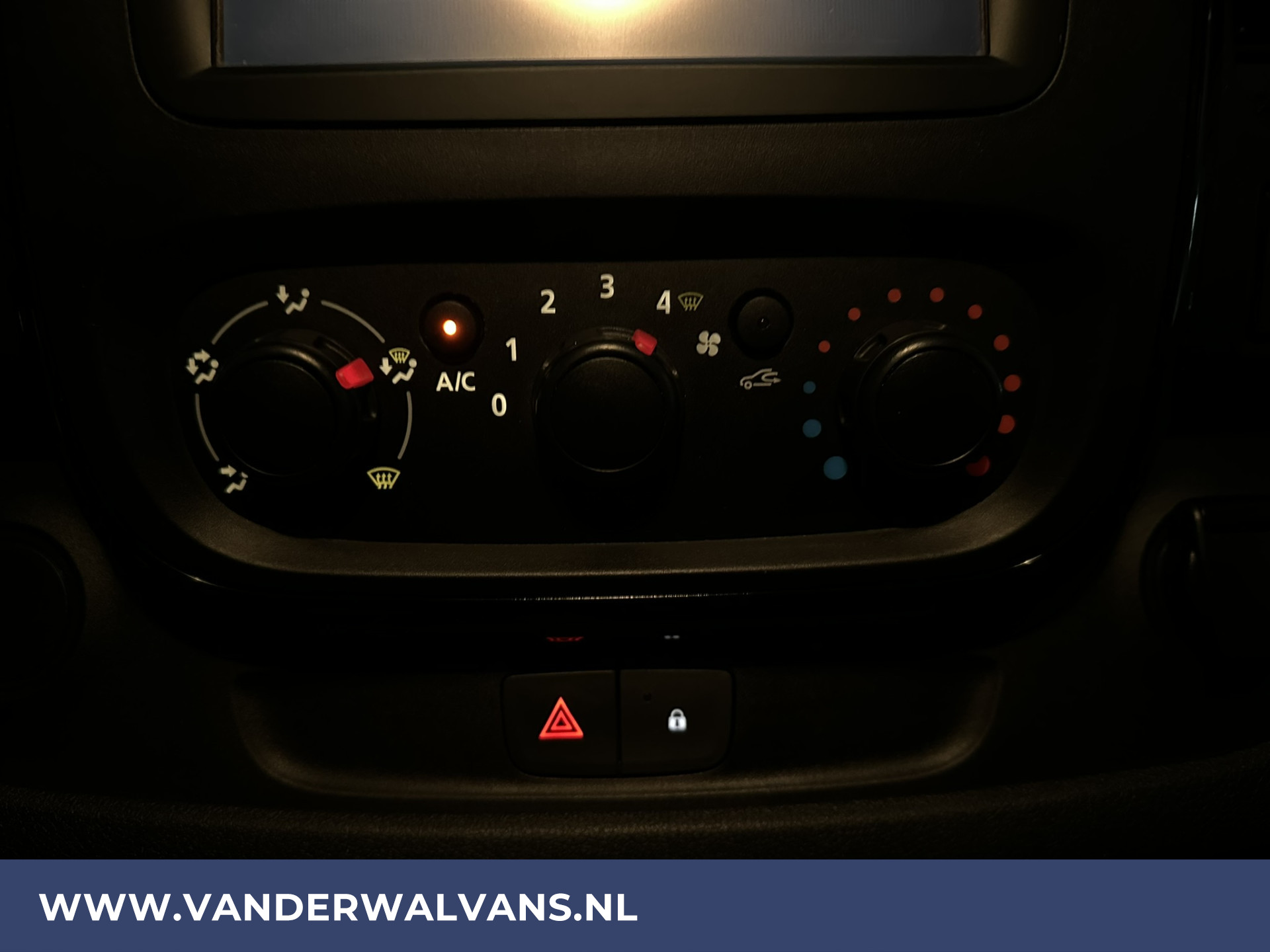 Opel Vivaro 1.6 CDTI 126pk L2H1 inrichting Euro6 Airco | Navigatie | Trekhaak | LED | Cruisecontrol Parkeersensoren, Bijrijdersbank