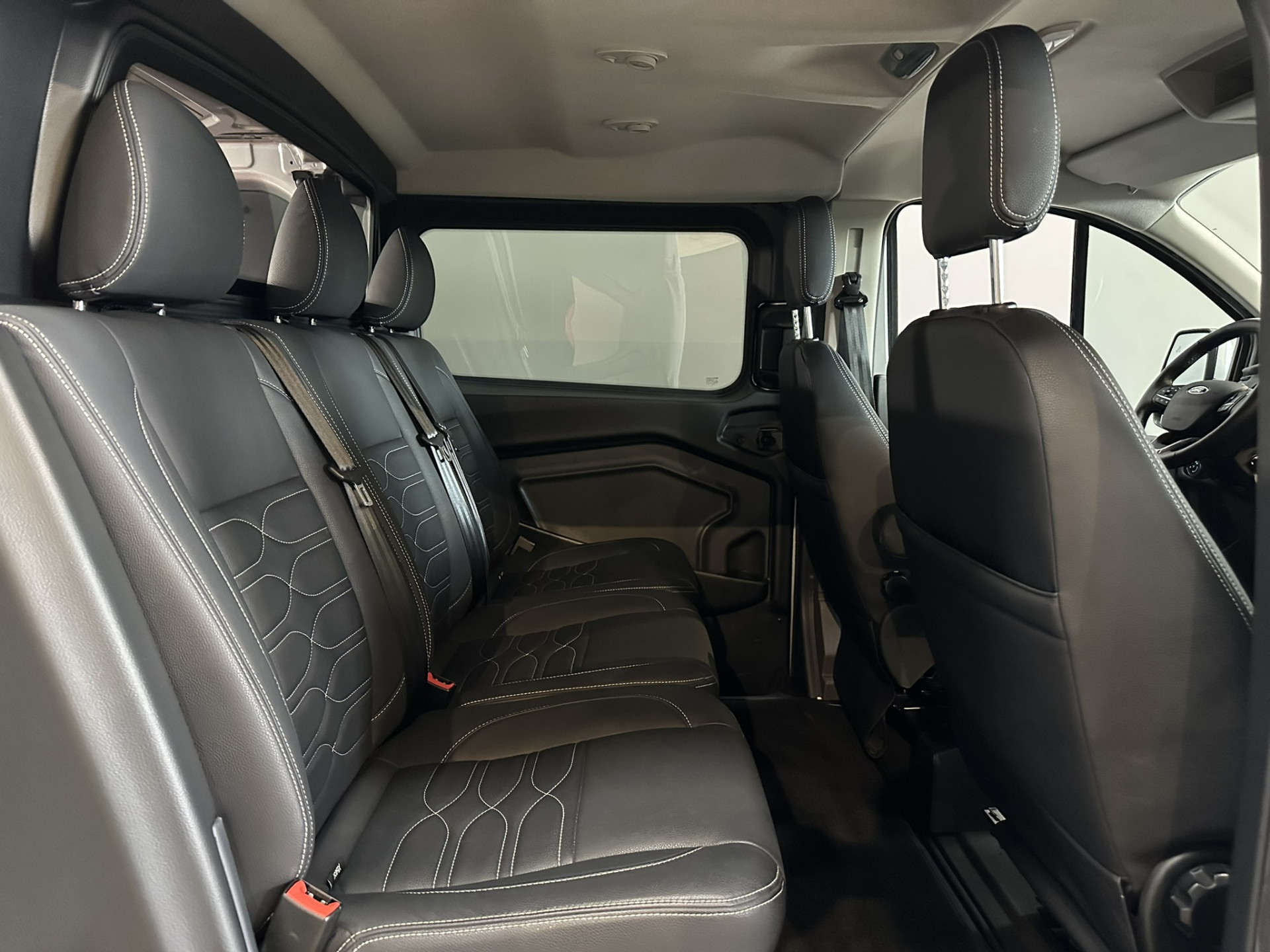 Ford Transit Custom 320 2.0 TDCI L2H1 Platinum Edition DC Excl BTW | Automaat | 2x Schuifdeur | Xenon | Leer | Trekhaak | Navigatie | Stoelverwarming | Apple Carplay | Isofix | NAP |