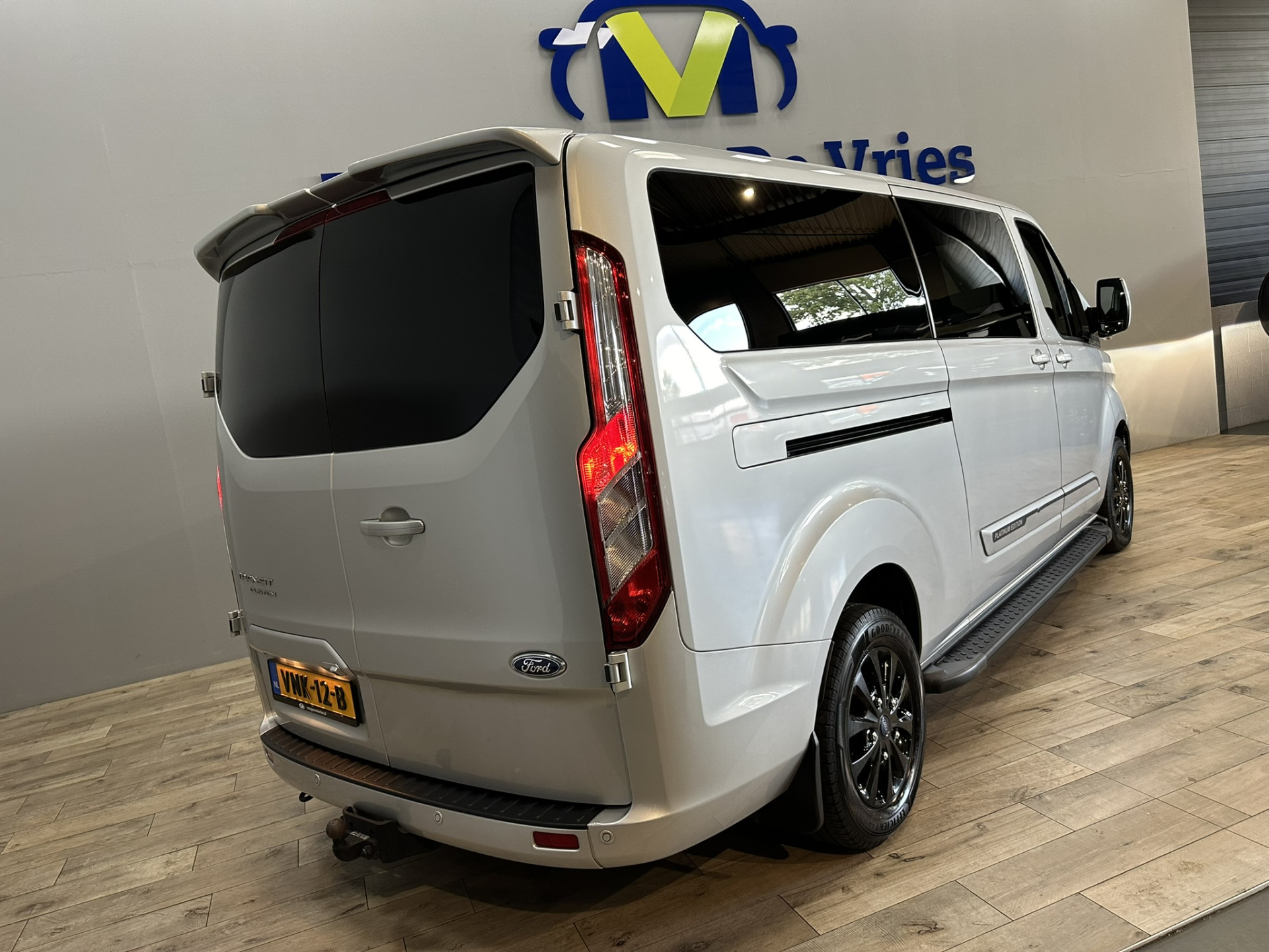 Ford Transit Custom 320 2.0 TDCI L2H1 Platinum Edition DC Excl BTW | Automaat | 2x Schuifdeur | Xenon | Leer | Trekhaak | Navigatie | Stoelverwarming | Apple Carplay | Isofix | NAP |