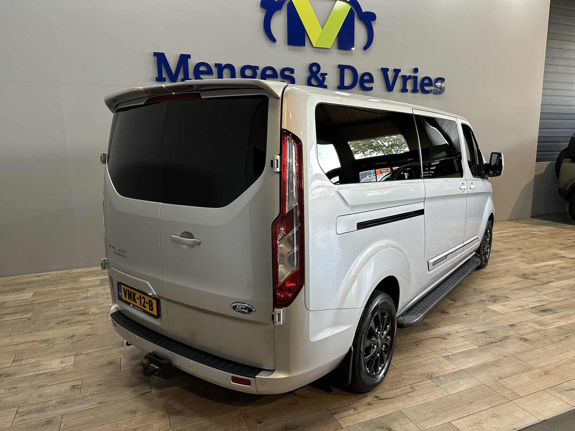 Ford Transit Custom 320 2.0 TDCI L2H1 Platinum Edition DC Excl BTW | Automaat | 2x Schuifdeur | Xenon | Leer | Trekhaak | Navigatie | Stoelverwarming | Apple Carplay | Isofix | NAP |