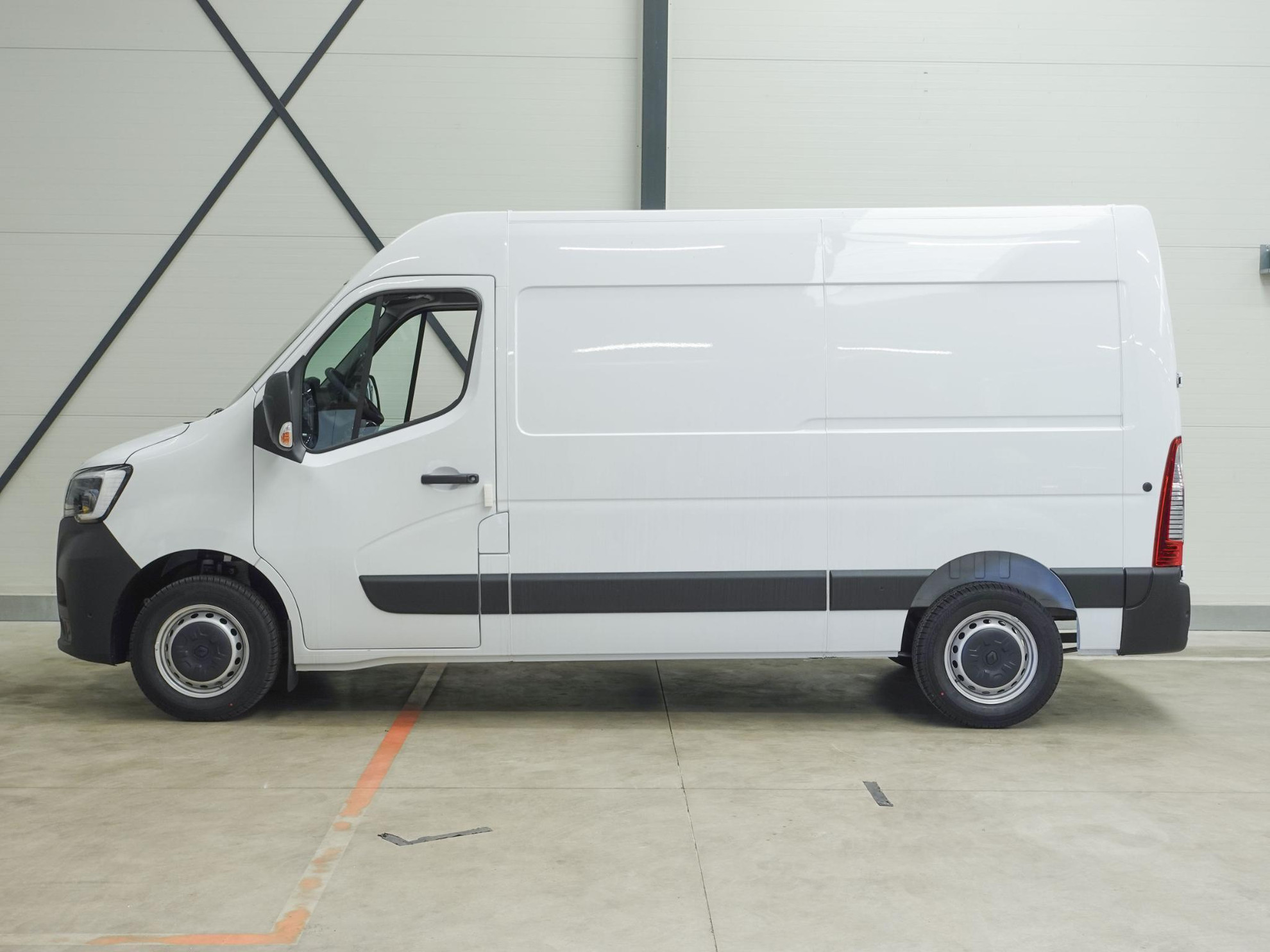 Renault Master T33 2.3 dCi 135 L2H2 BPM VRIJ! Airco Cruise control Parkeersensoren Navigatie Trekhaak