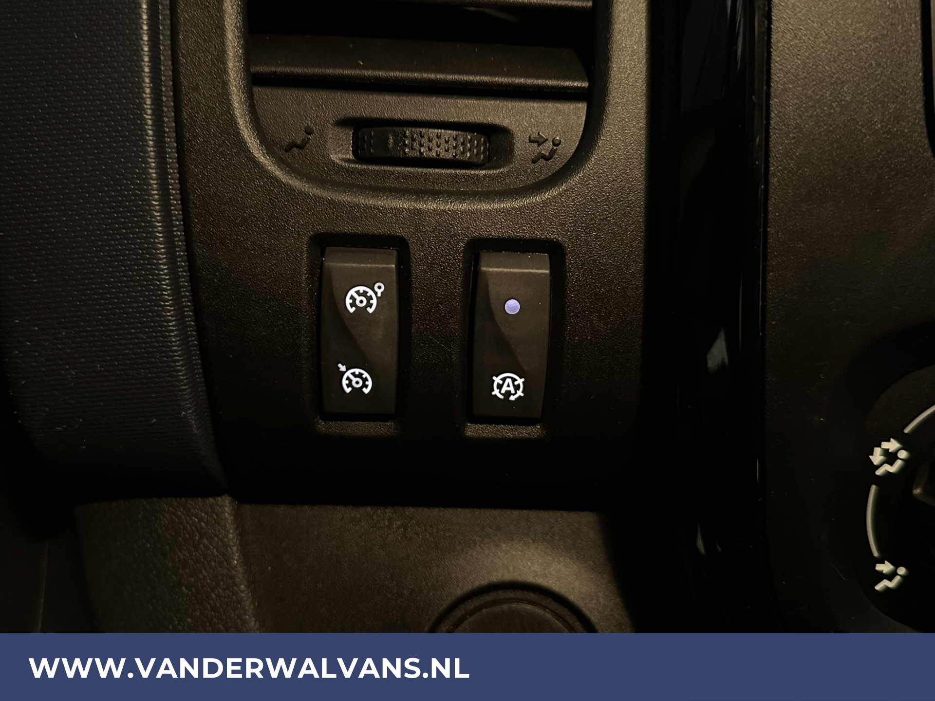 Opel Vivaro 1.6 CDTI 126pk L2H1 inrichting Euro6 Airco | Navigatie | Trekhaak | LED | Cruisecontrol Parkeersensoren, Bijrijdersbank