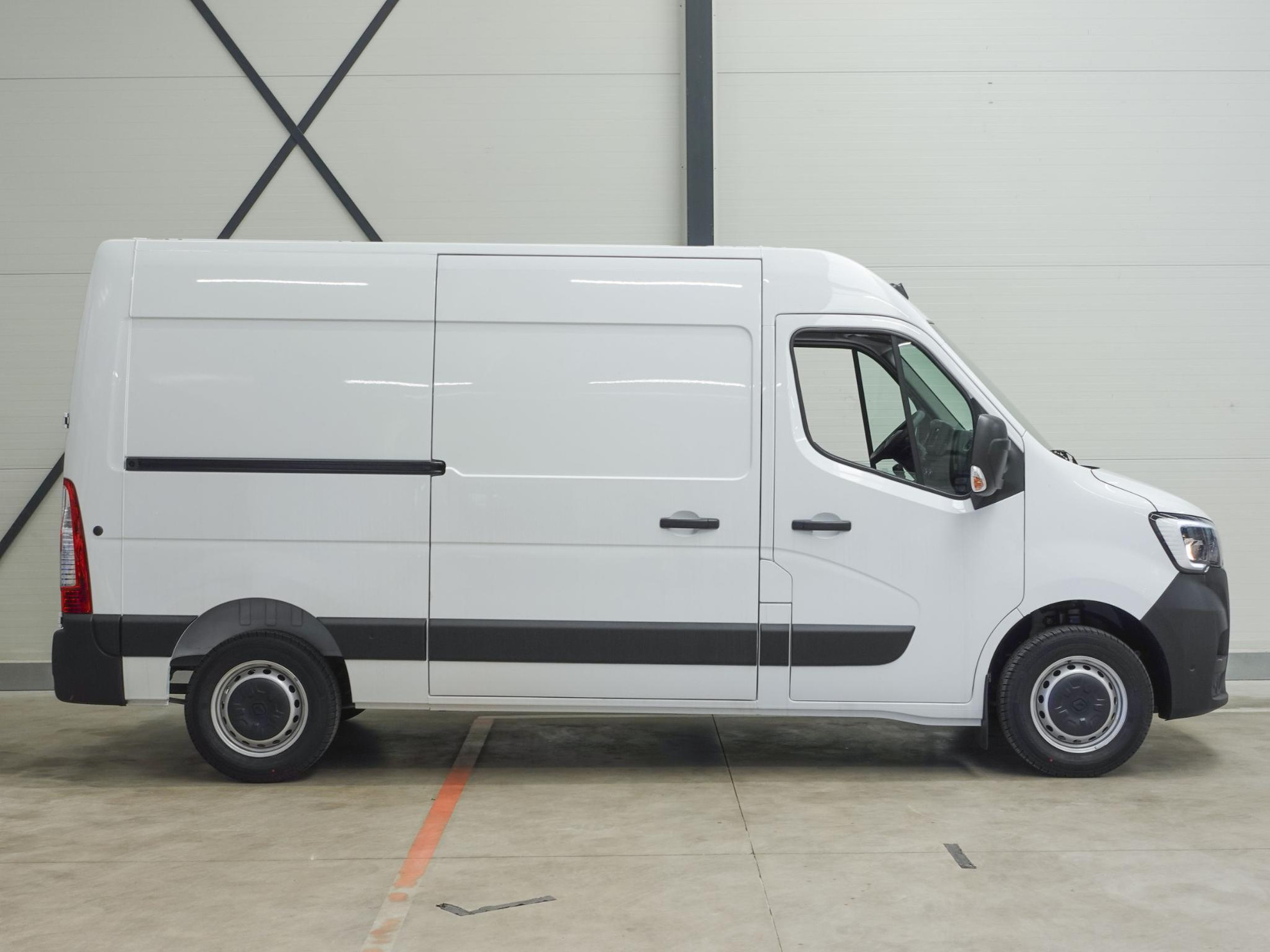 Renault Master T33 2.3 dCi 135 L2H2 BPM VRIJ! Airco Cruise control Parkeersensoren Navigatie Trekhaak