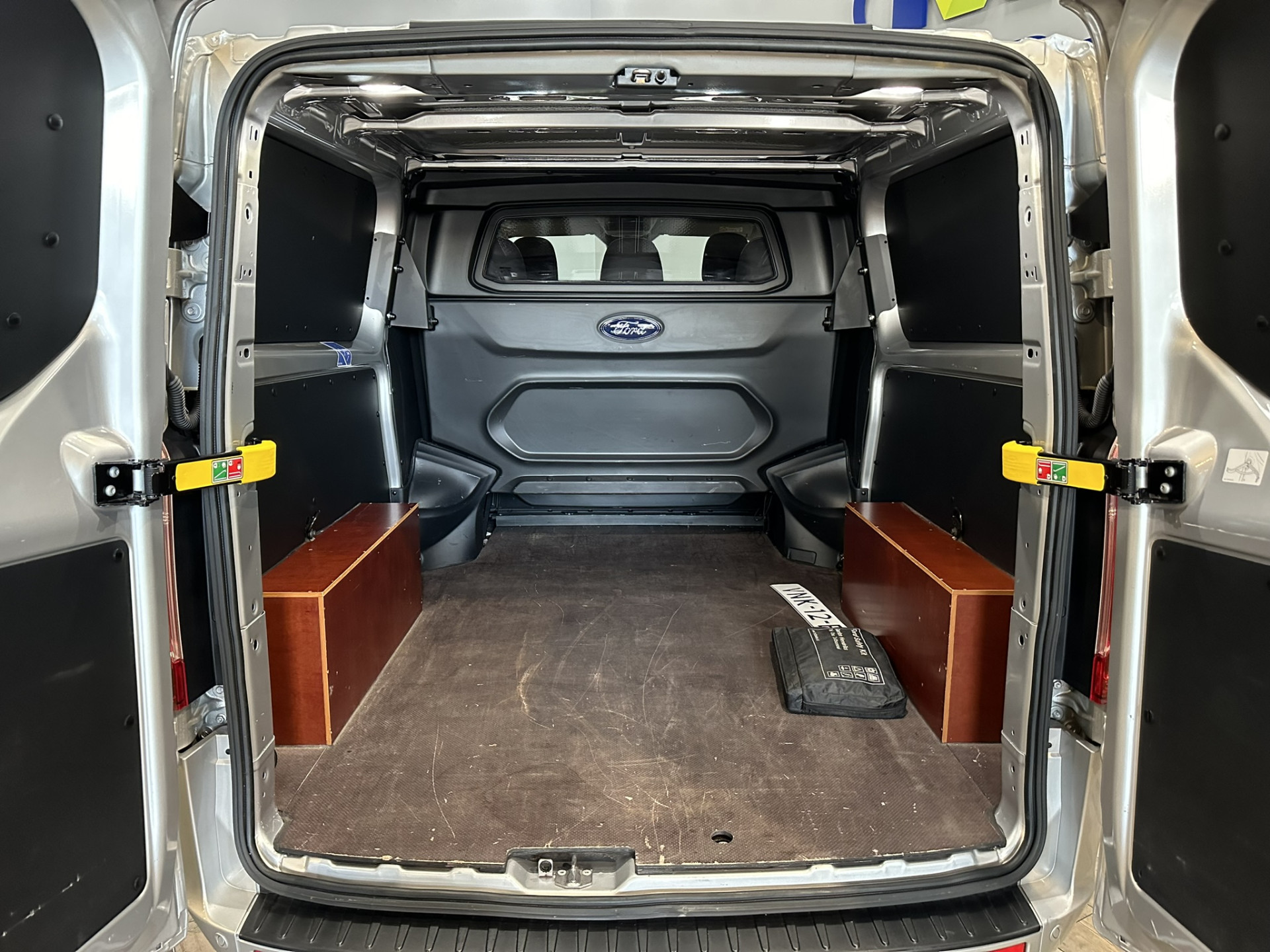 Ford Transit Custom 320 2.0 TDCI L2H1 Platinum Edition DC Excl BTW | Automaat | 2x Schuifdeur | Xenon | Leer | Trekhaak | Navigatie | Stoelverwarming | Apple Carplay | Isofix | NAP |