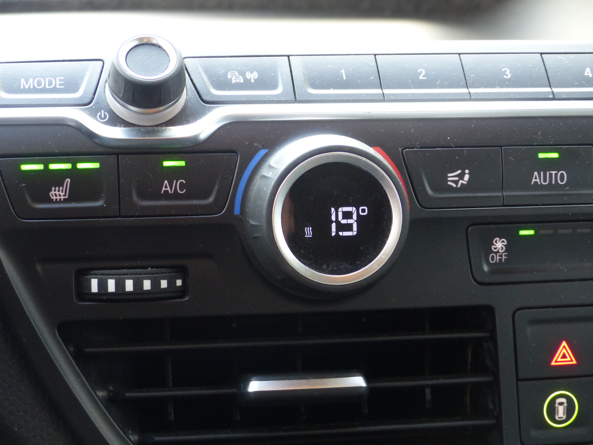 BMW i3 BMW i3 120Ah 42 kWh!! Camera/Warmtepomp/ Ecc/Adaptive Cruise/NL Auto!