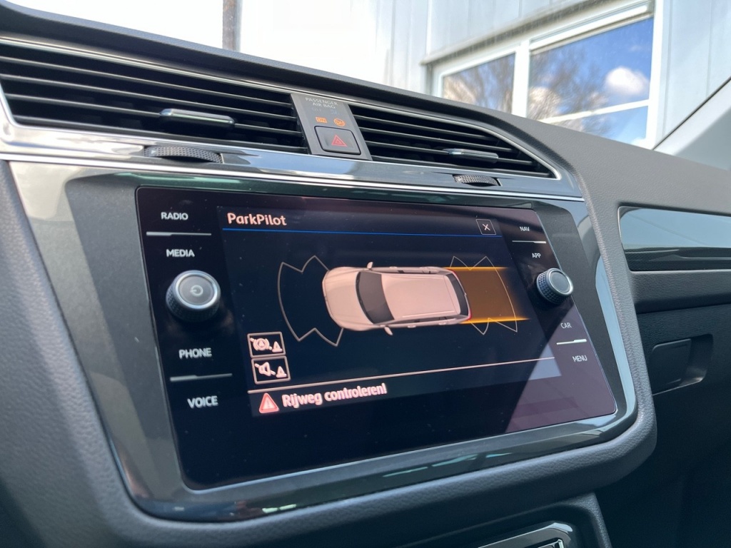 Volkswagen Tiguan Volkswagen Tiguan 1.5 TSI ECC LMV PANODAK CRUISE NAVIGATIE