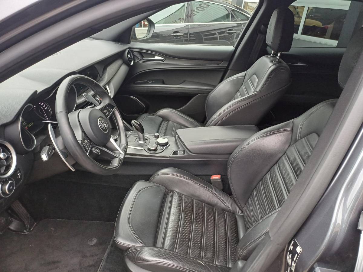 Alfa Romeo Stelvio Alfa Romeo Stelvio 2.0 T AWD 280 pk veloce sport stoelen