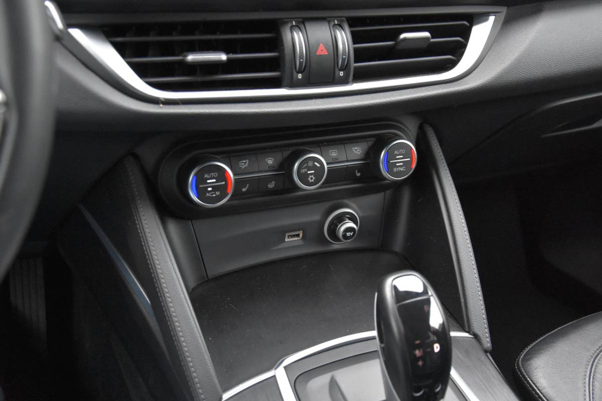 Alfa Romeo Stelvio Alfa Romeo Stelvio 2.0 T AWD 280 pk veloce sport stoelen