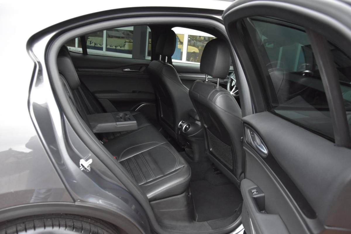 Alfa Romeo Stelvio Alfa Romeo Stelvio 2.0 T AWD 280 pk veloce sport stoelen