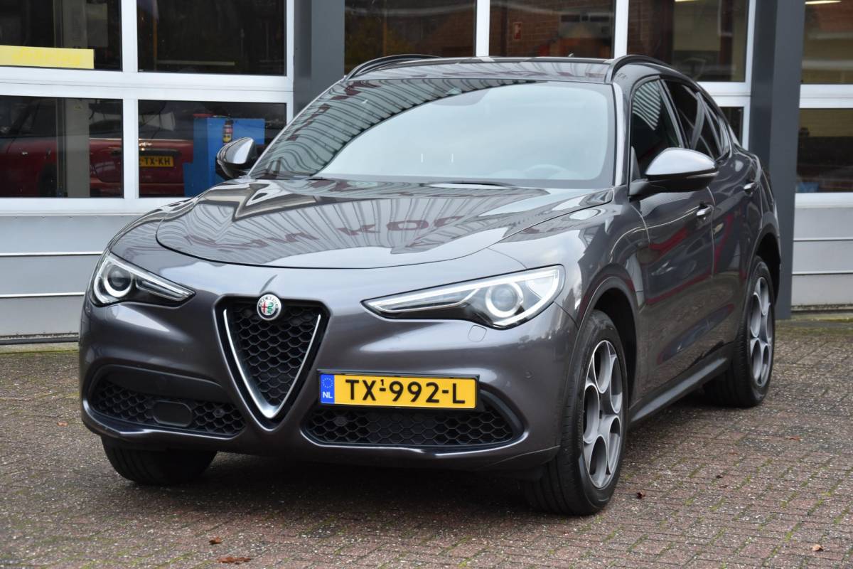 Alfa Romeo Stelvio Alfa Romeo Stelvio 2.0 T AWD 280 pk veloce sport stoelen