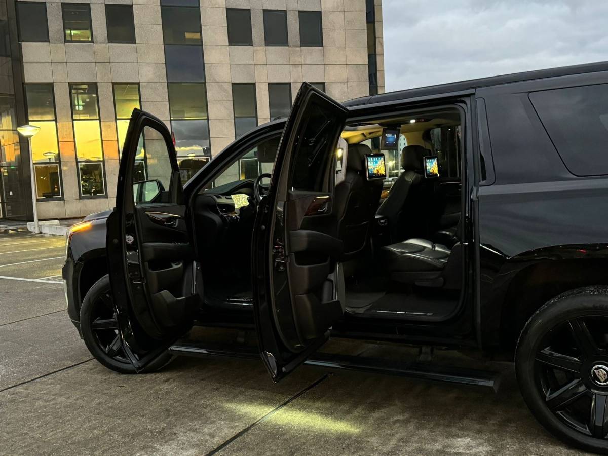 Cadillac Escalade Cadillac Escalade 6.2 V8 Premium 450PK ESV Platinum 7p 5xTV 22” LWB