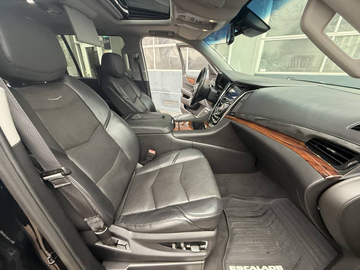 Cadillac Escalade Cadillac Escalade 6.2 V8 Premium 450PK ESV Platinum 7p 5xTV 22” LWB