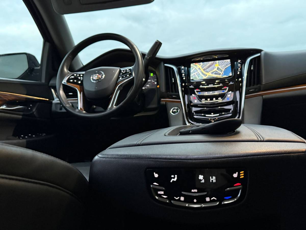 Cadillac Escalade Cadillac Escalade 6.2 V8 Premium 450PK ESV Platinum 7p 5xTV 22” LWB