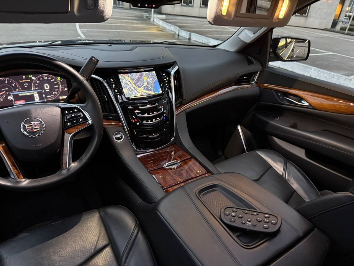 Cadillac Escalade Cadillac Escalade 6.2 V8 Premium 450PK ESV Platinum 7p 5xTV 22” LWB
