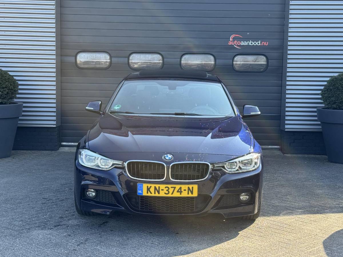 BMW 3 Serie BMW 3-serie 330e Centennial High Executive M-Sport | Panoramadak | 360* Camera | Harmon Kardon | Lederen Bekleding |