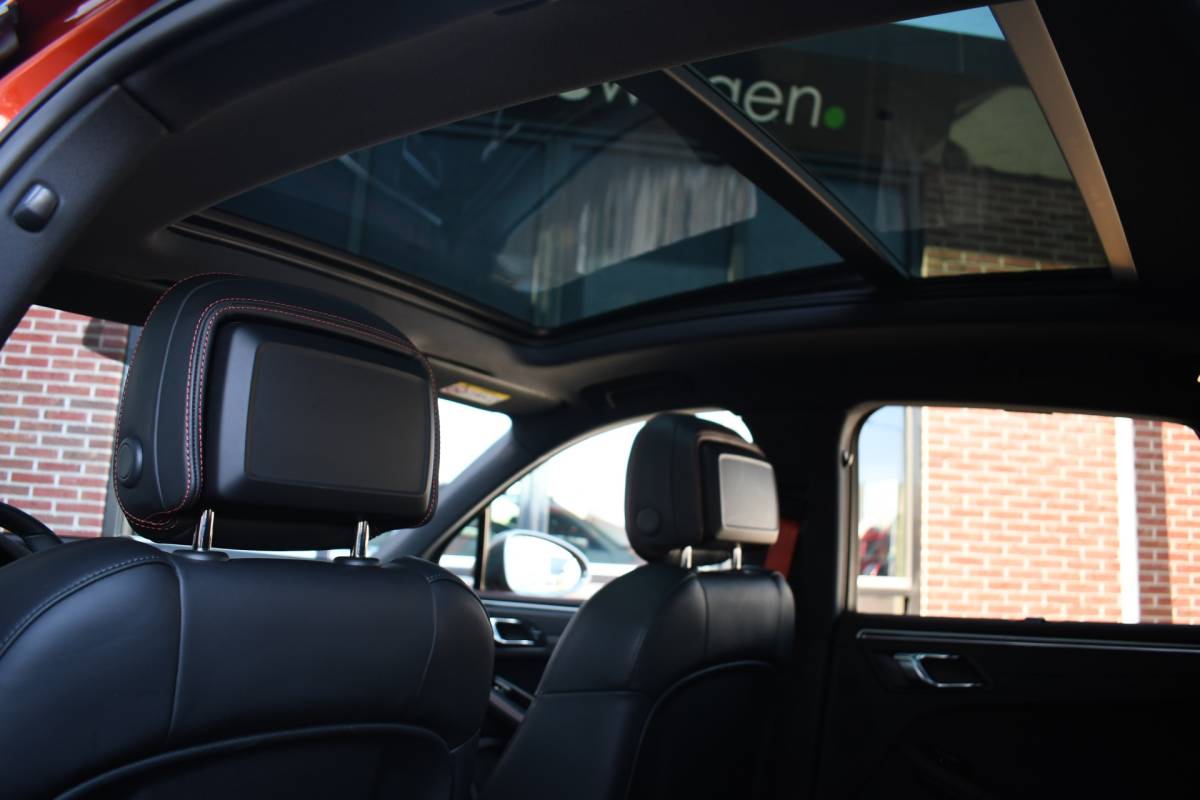 Porsche Macan Porsche Macan T 2.0 PDK Pano Luchtvering ACC Bose Papaya-orange