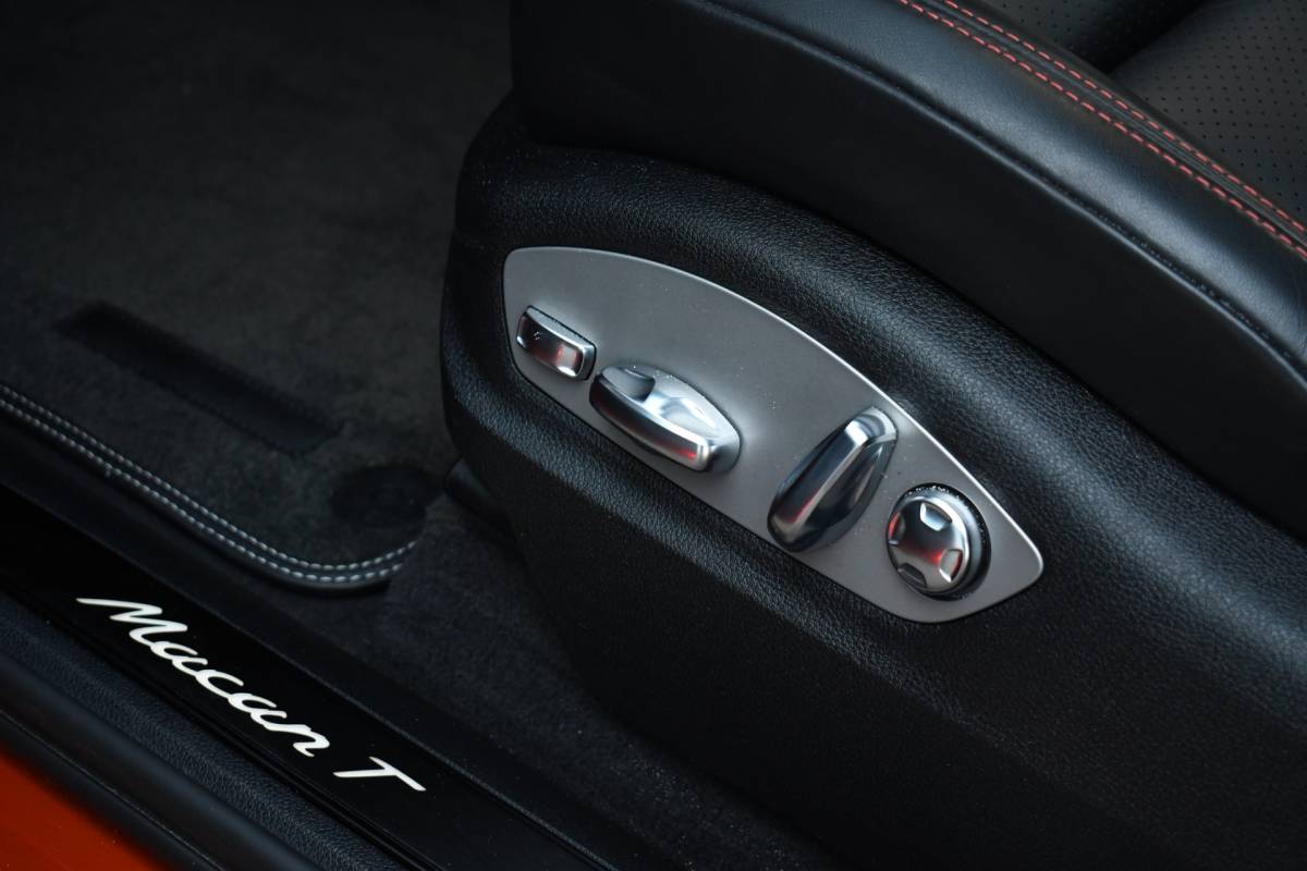 Porsche Macan Porsche Macan T 2.0 PDK Pano Luchtvering ACC Bose Papaya-orange