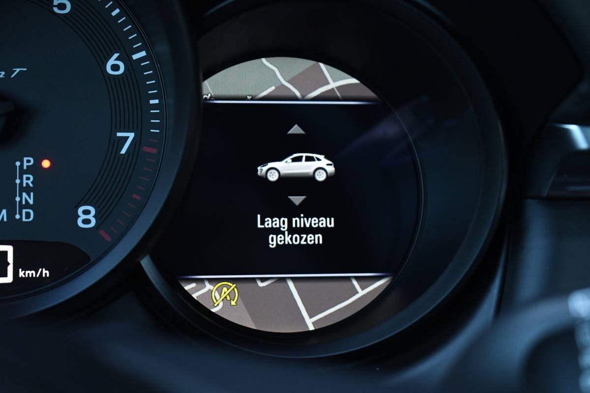 Porsche Macan Porsche Macan T 2.0 PDK Pano Luchtvering ACC Bose Papaya-orange