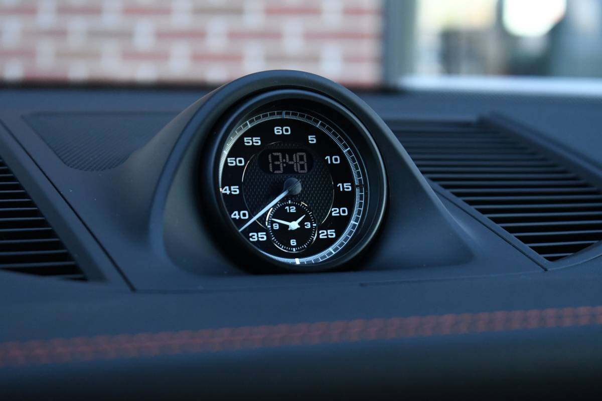 Porsche Macan Porsche Macan T 2.0 PDK Pano Luchtvering ACC Bose Papaya-orange