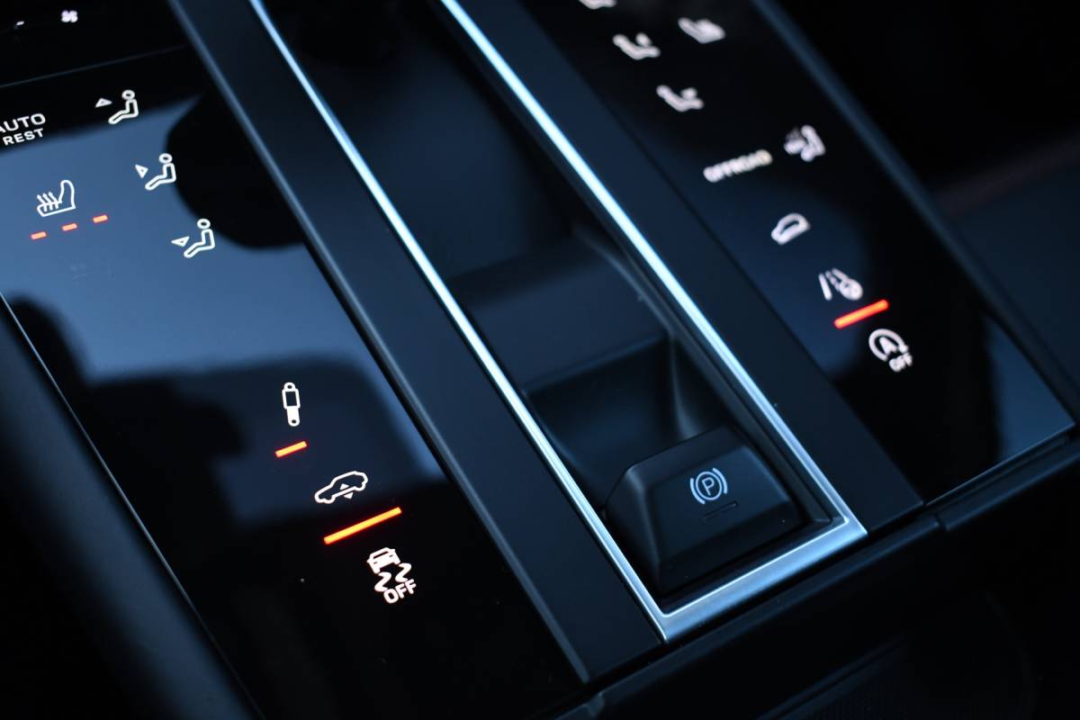 Porsche Macan Porsche Macan T 2.0 PDK Pano Luchtvering ACC Bose Papaya-orange