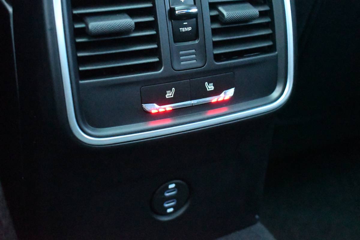 Porsche Macan Porsche Macan T 2.0 PDK Pano Luchtvering ACC Bose Papaya-orange
