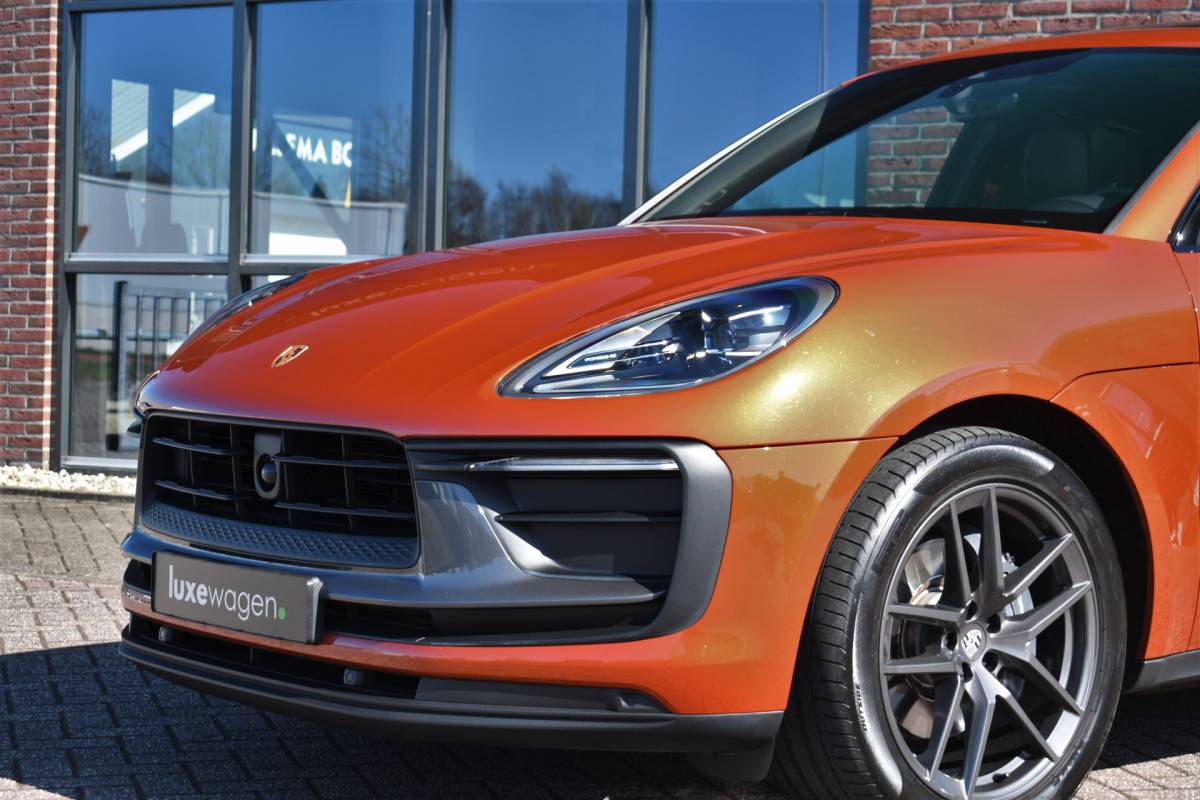 Porsche Macan Porsche Macan T 2.0 PDK Pano Luchtvering ACC Bose Papaya-orange