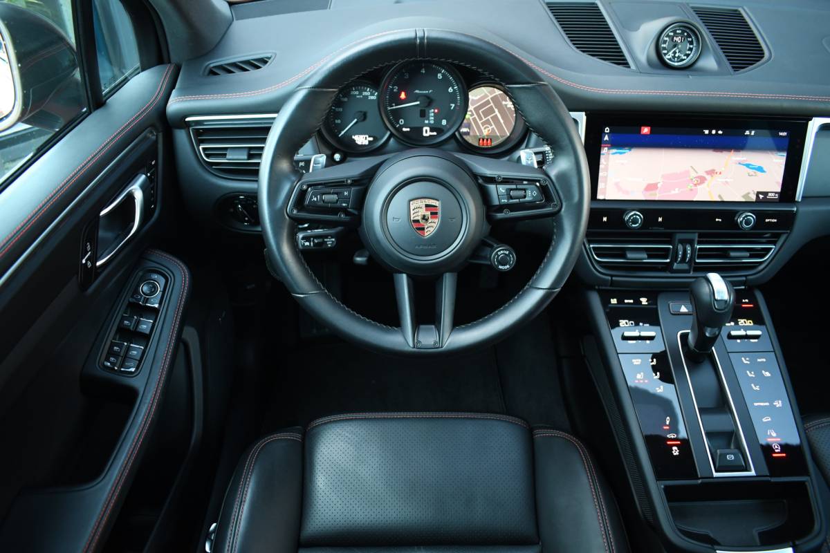 Porsche Macan Porsche Macan T 2.0 PDK Pano Luchtvering ACC Bose Papaya-orange