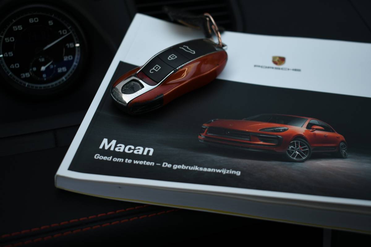 Porsche Macan Porsche Macan T 2.0 PDK Pano Luchtvering ACC Bose Papaya-orange