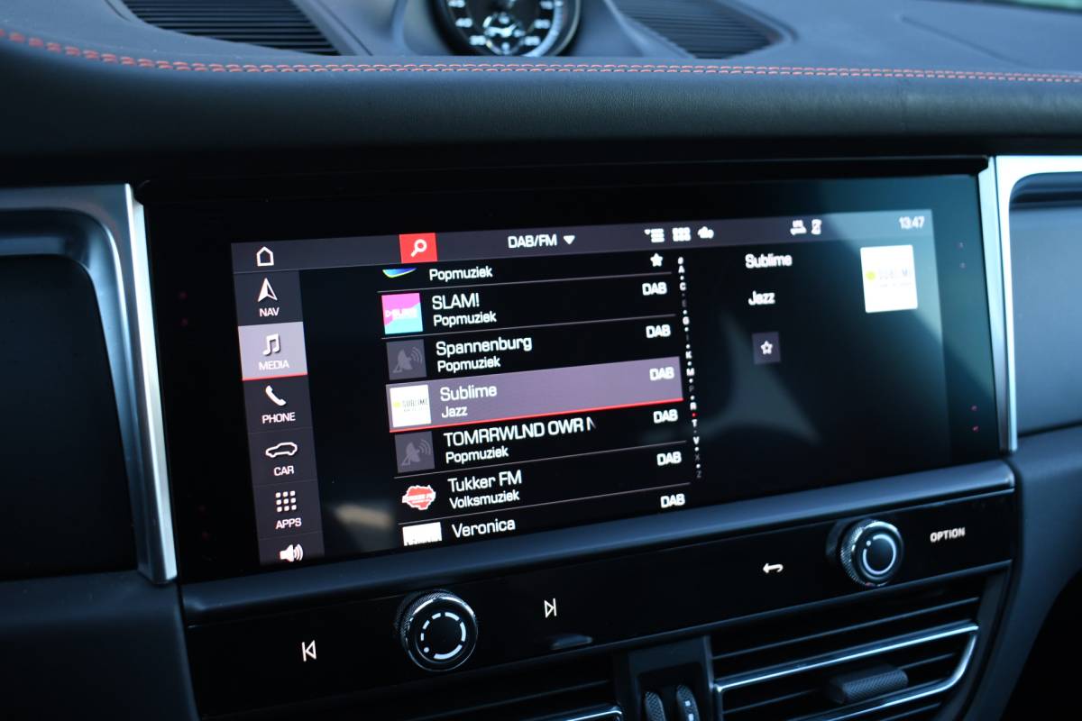 Porsche Macan Porsche Macan T 2.0 PDK Pano Luchtvering ACC Bose Papaya-orange