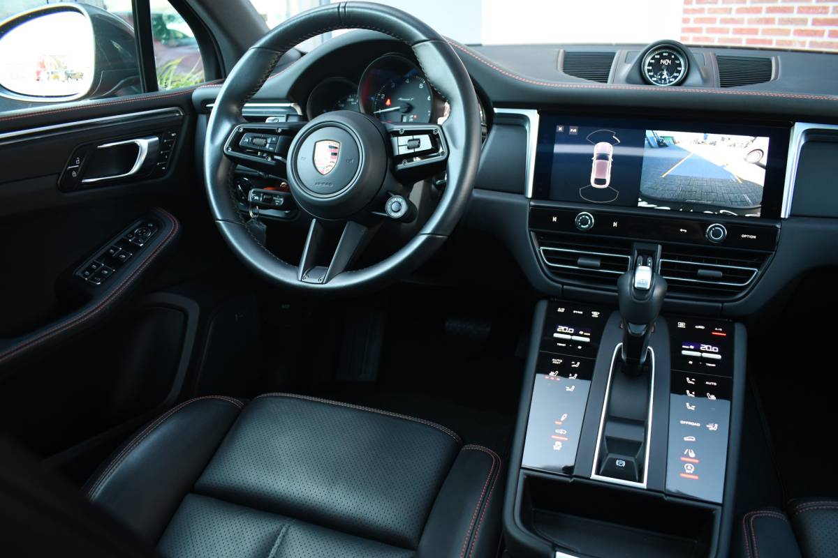 Porsche Macan Porsche Macan T 2.0 PDK Pano Luchtvering ACC Bose Papaya-orange