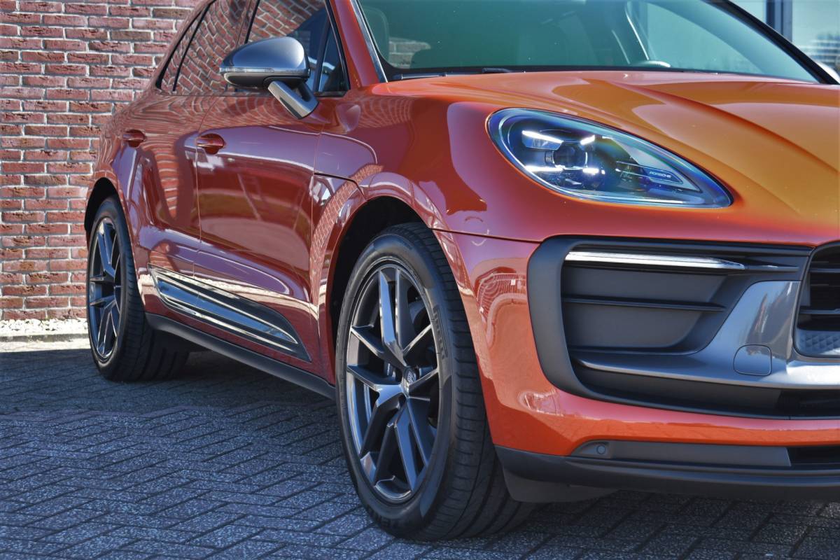 Porsche Macan Porsche Macan T 2.0 PDK Pano Luchtvering ACC Bose Papaya-orange