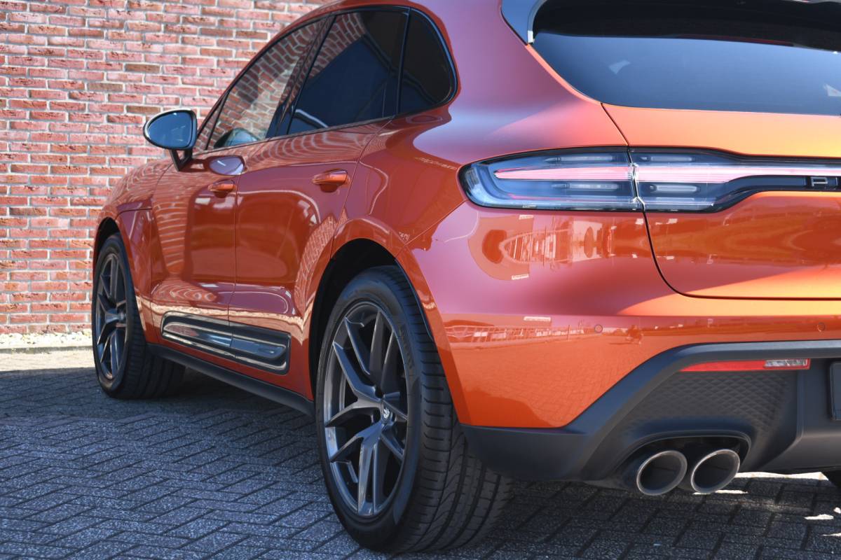 Porsche Macan Porsche Macan T 2.0 PDK Pano Luchtvering ACC Bose Papaya-orange