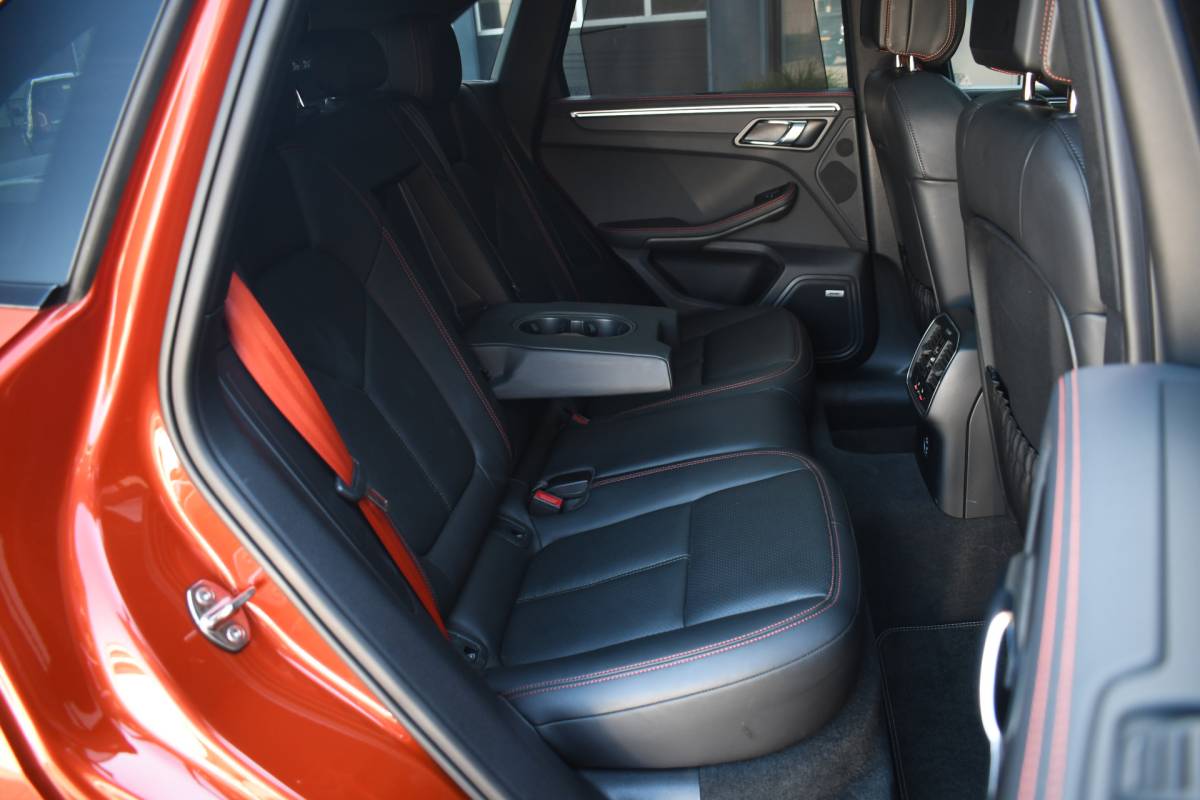 Porsche Macan Porsche Macan T 2.0 PDK Pano Luchtvering ACC Bose Papaya-orange