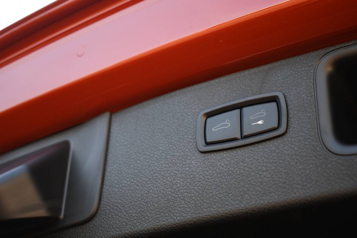 Porsche Macan Porsche Macan T 2.0 PDK Pano Luchtvering ACC Bose Papaya-orange