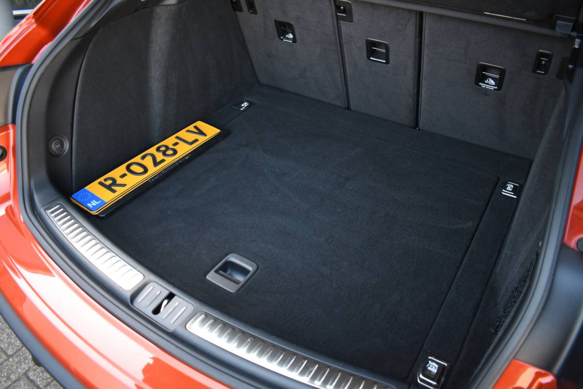 Porsche Macan Porsche Macan T 2.0 PDK Pano Luchtvering ACC Bose Papaya-orange