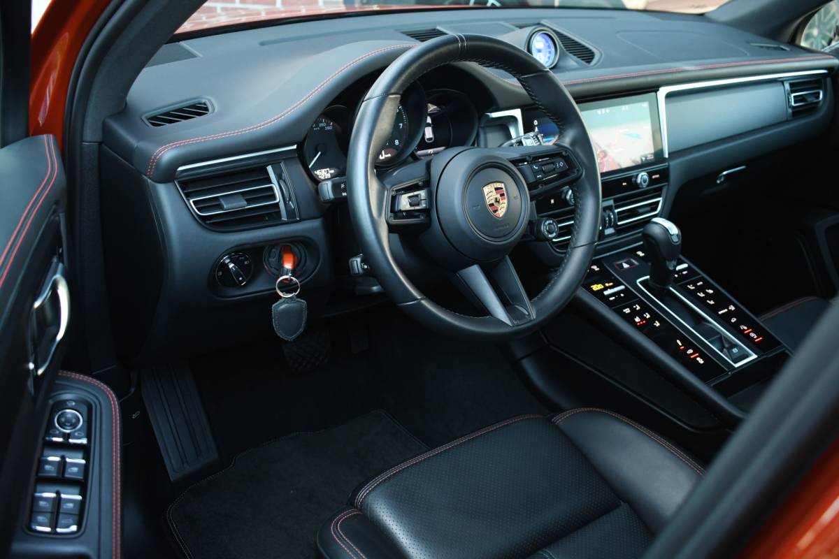 Porsche Macan Porsche Macan T 2.0 PDK Pano Luchtvering ACC Bose Papaya-orange